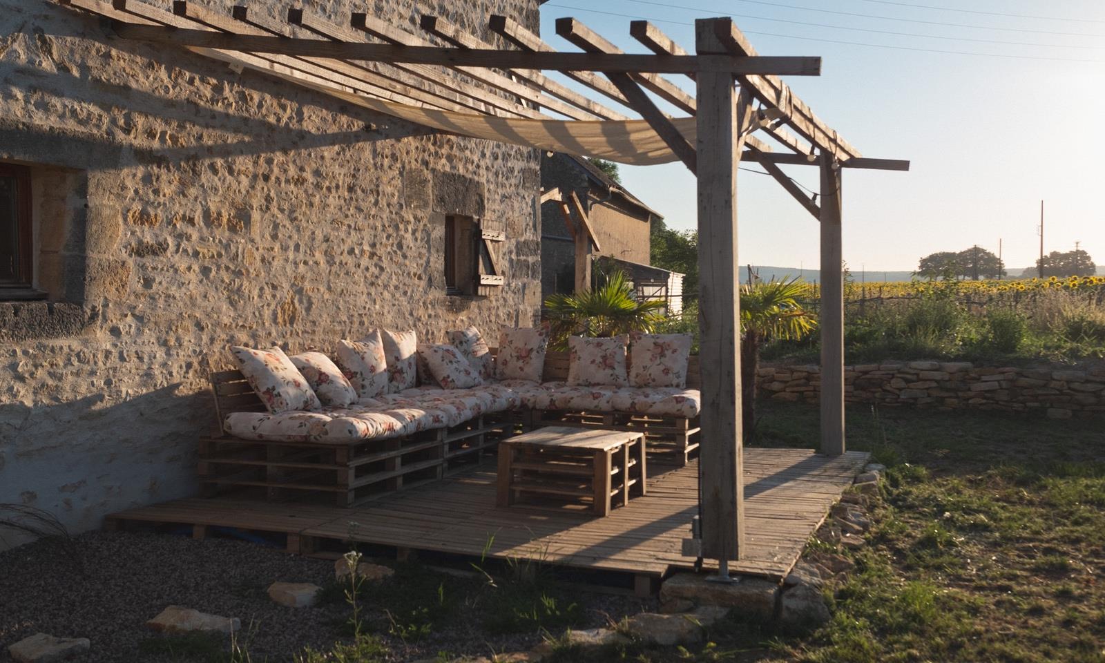 Jardin et espaces de détente à Happy Ferme